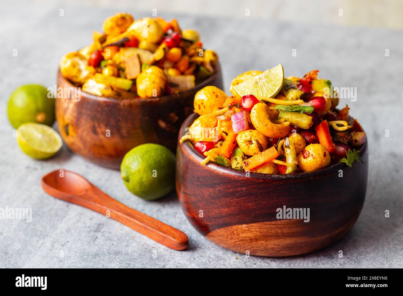 Selezione di deliziosi Makhana Chaat, realizzati con semi di loto tostati. Foto Stock