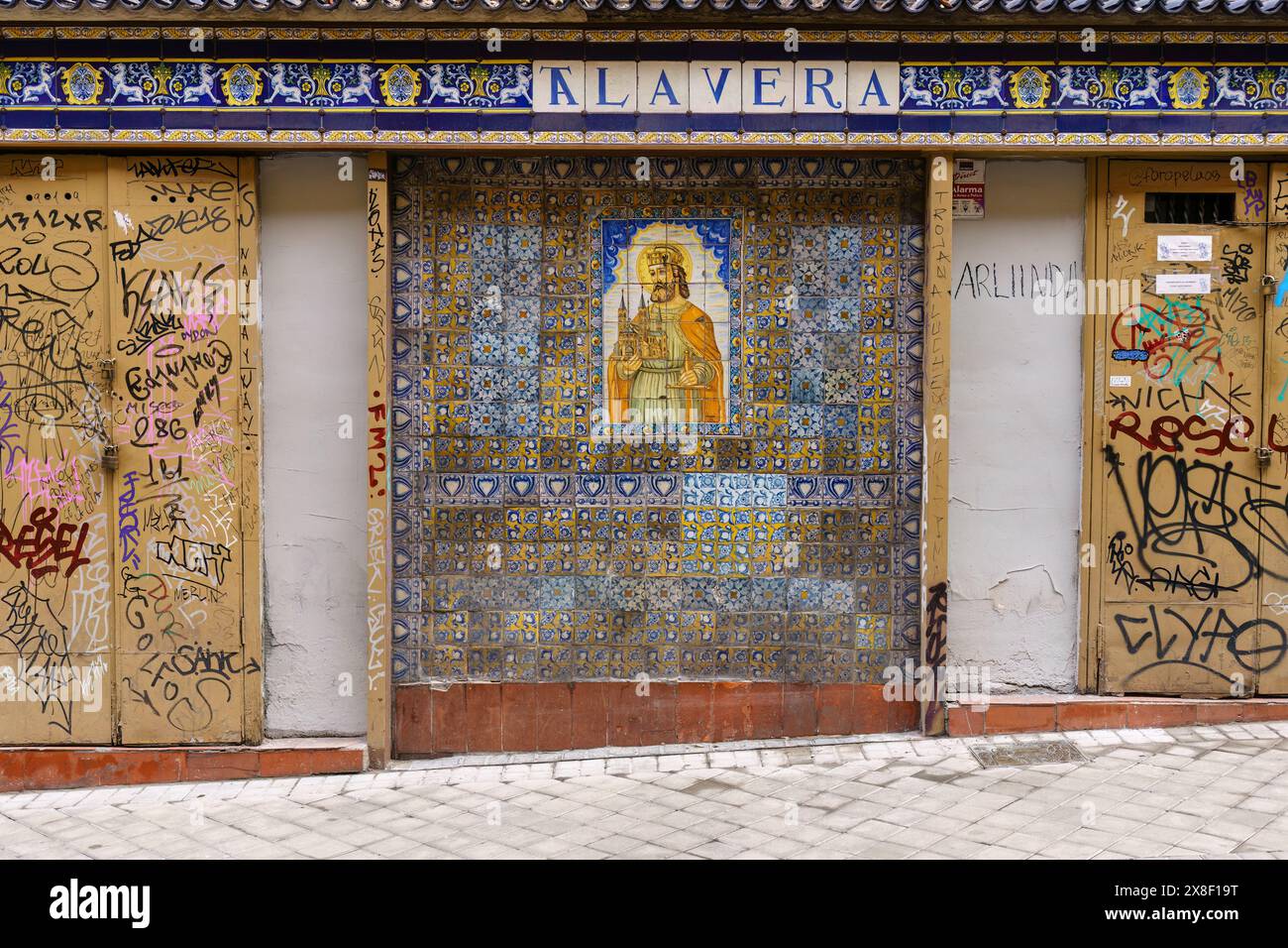 Madrid, Spagna. 13 febbraio 2024 - piastrelle ornamentali e graffiti sulle pareti di Antigua Casa Talavera Foto Stock