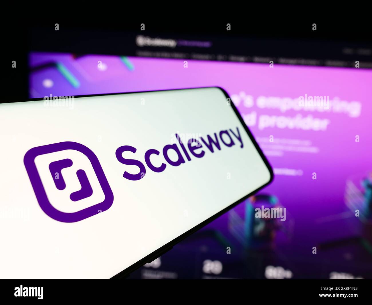 Cellulare con logo dell'azienda francese di cloud computing Scaleway SAS davanti al sito Web aziendale. Mettere a fuoco la parte sinistra del display del telefono. Foto Stock