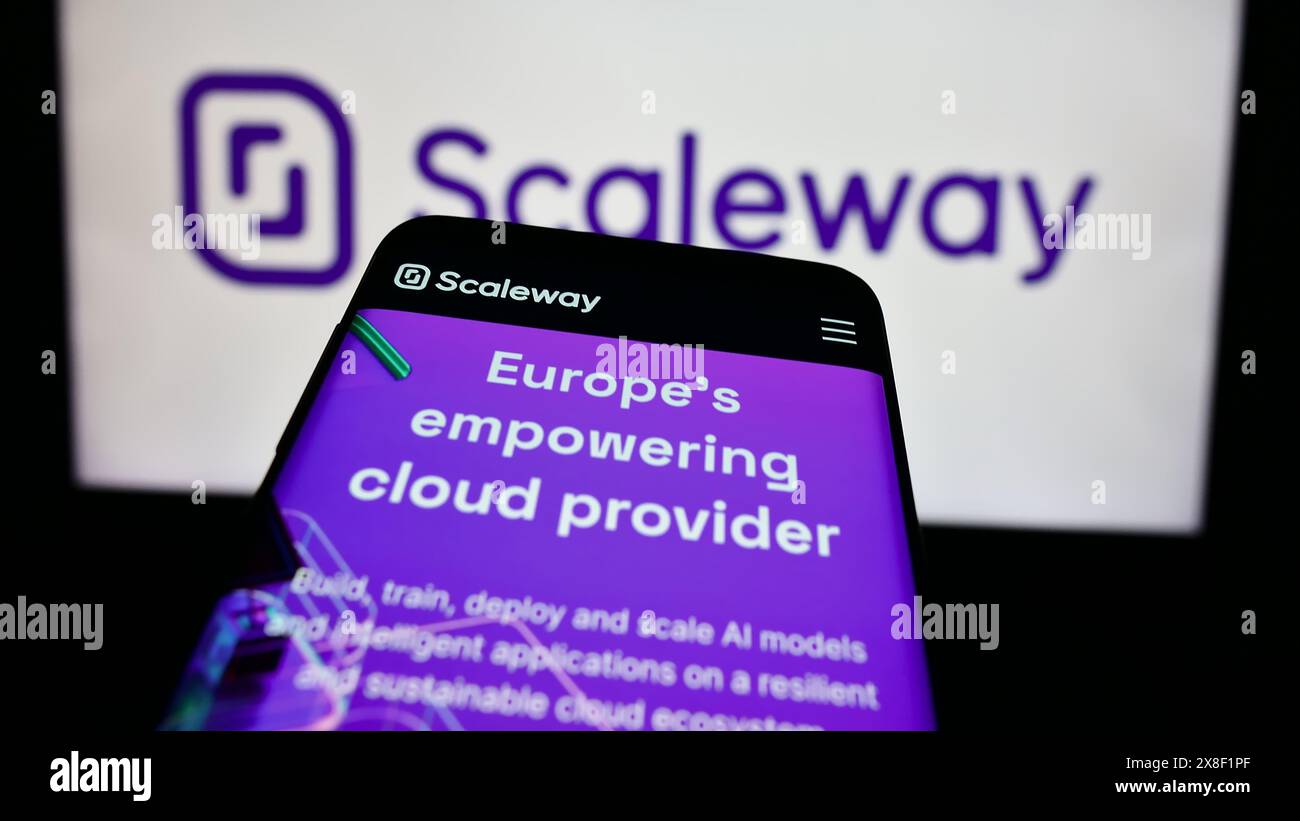 Telefono cellulare con pagina Web dell'azienda francese di cloud computing Scaleway SAS davanti al logo aziendale. Mettere a fuoco in alto a sinistra sul display del telefono. Foto Stock