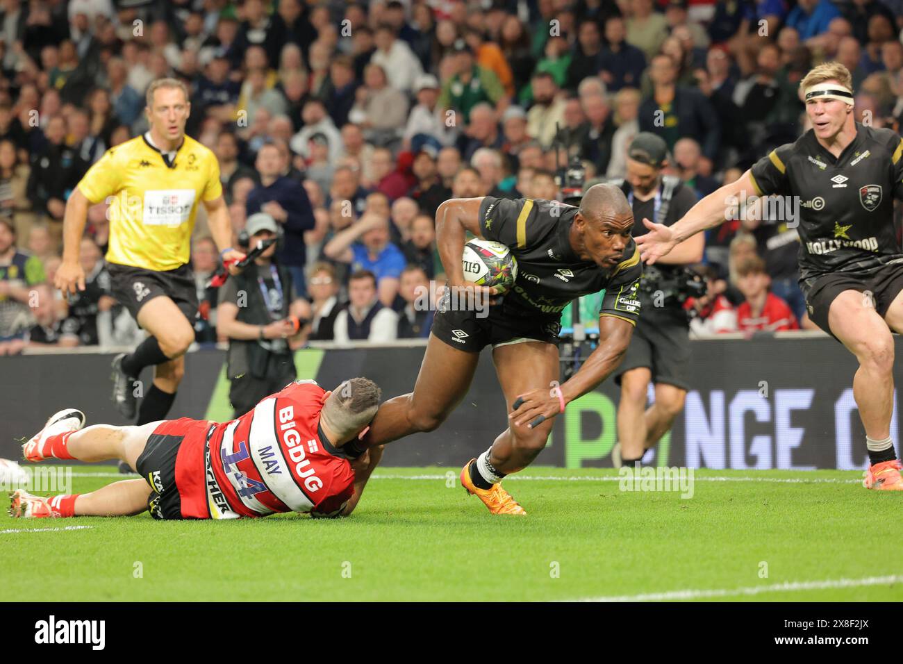 Londra, Regno Unito. 24 maggio 2024. Tottenham, Inghilterra, 24 maggio 2024: Makazole Mapimpi (11 Hollywoodbets Sharks) porta il pallone in avanti nella partita tra Gloucester Rugby e Hollywoodbets Sharks nella finale della EPCR Challenge Cup al Tottenham Hotspur Stadium (Promediapix/SPP) credito: SPP Sport Press Photo. /Alamy Live News Foto Stock