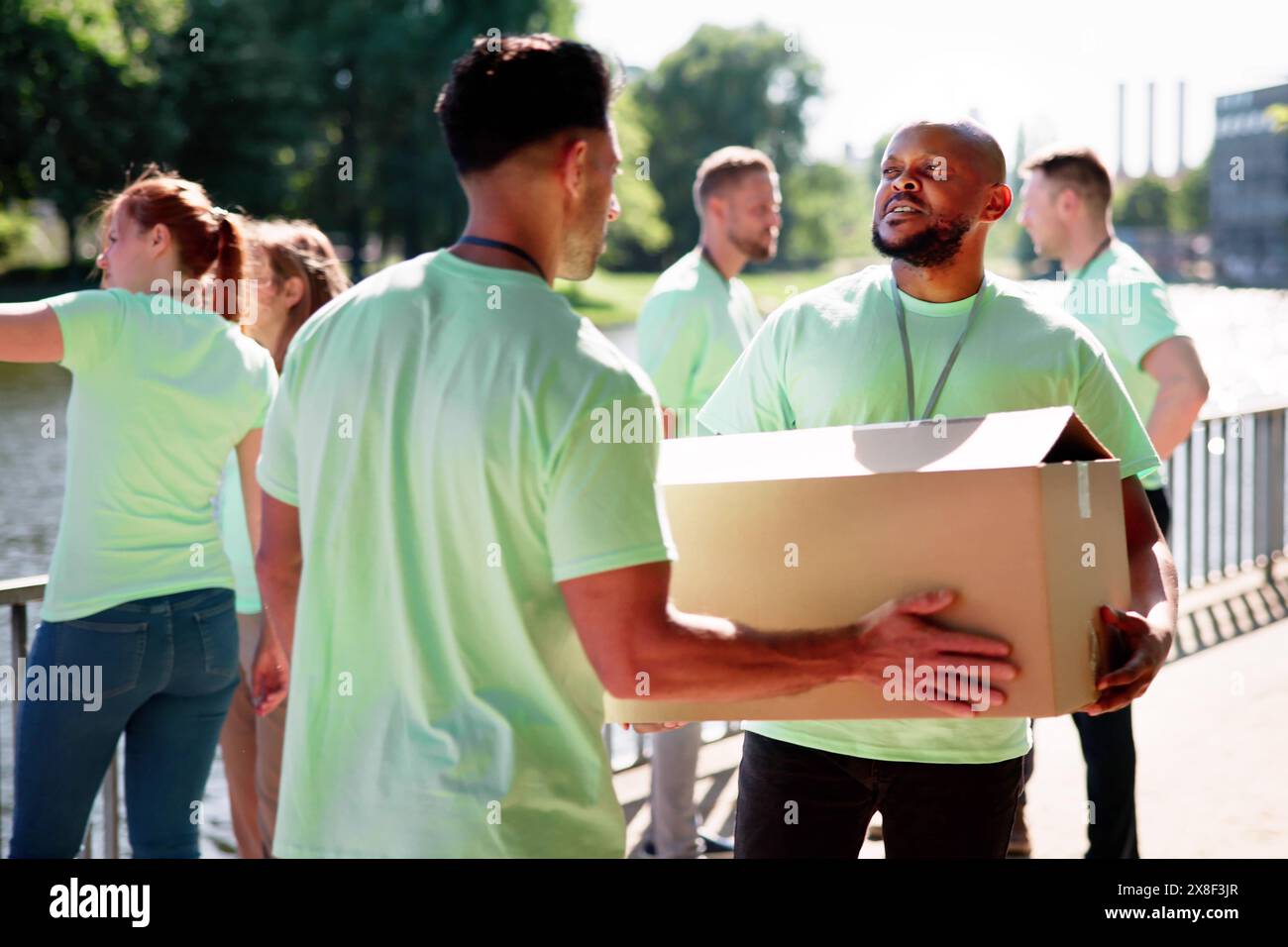 Comunità di volontariato di beneficenza. Pacchetto Box per Happy Man Foto Stock