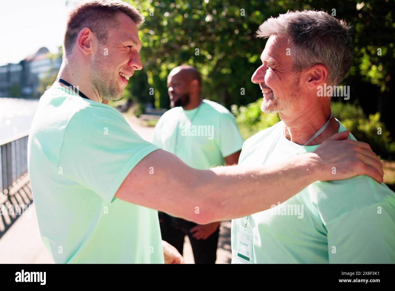 Community Hug and Charity Care. Amici lavoro di squadra Foto Stock