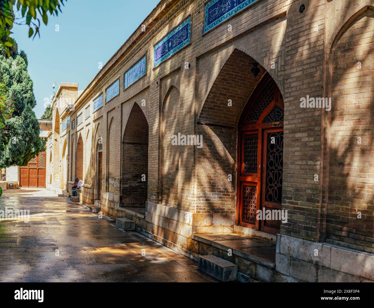 Tomba di Hafez, poeta persiano del XIV secolo, parete occidentale del monumento, Shiraz, Iran. Foto Stock