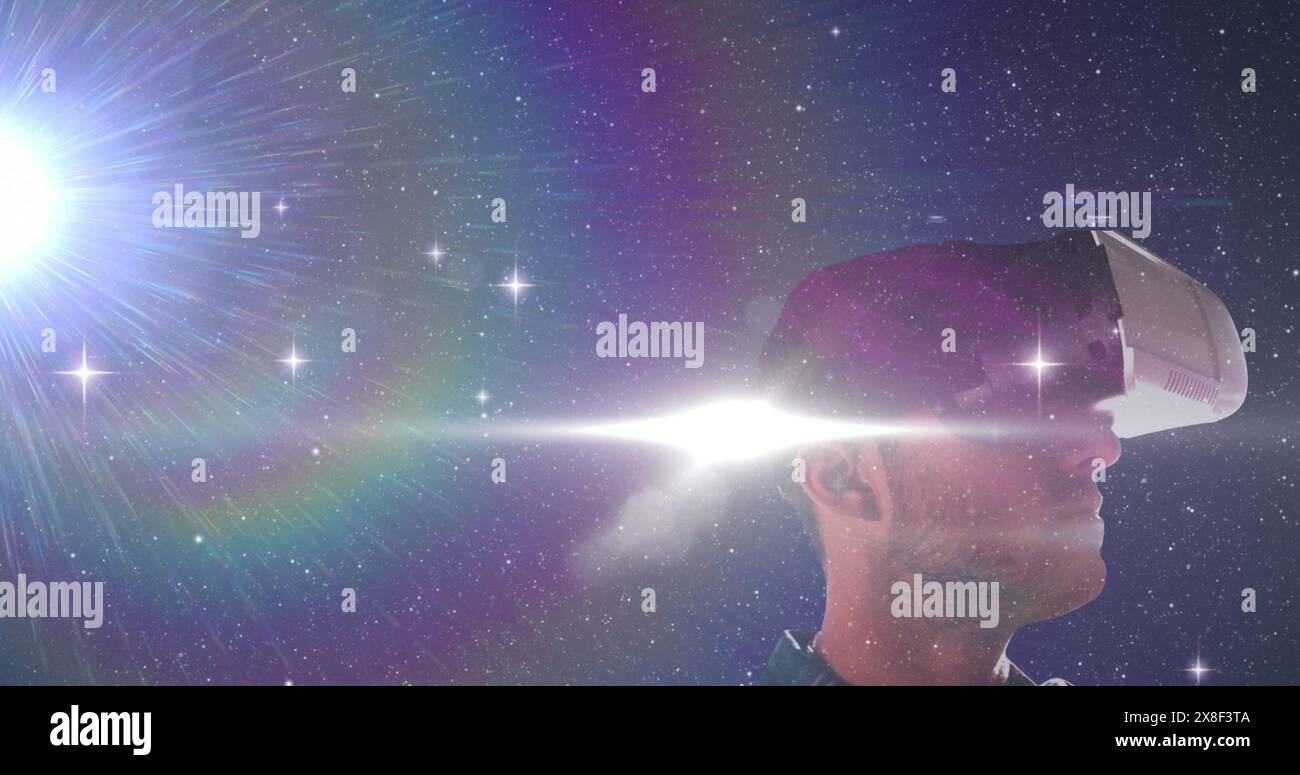 Uomo caucasico che indossa un visore per la realtà virtuale, esplora il cosmo Foto Stock