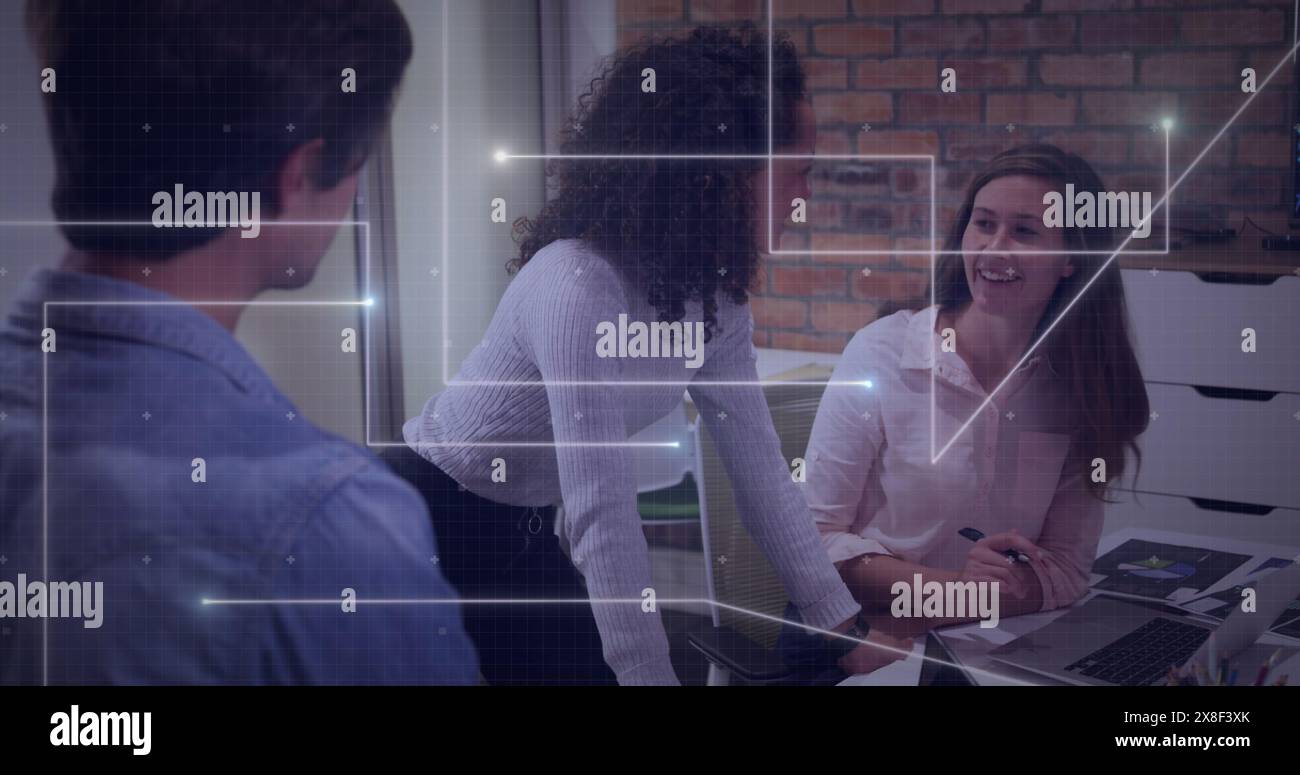 Immagine di punti di connessione luminosi contro colleghi diversi che discutono insieme in ufficio Foto Stock