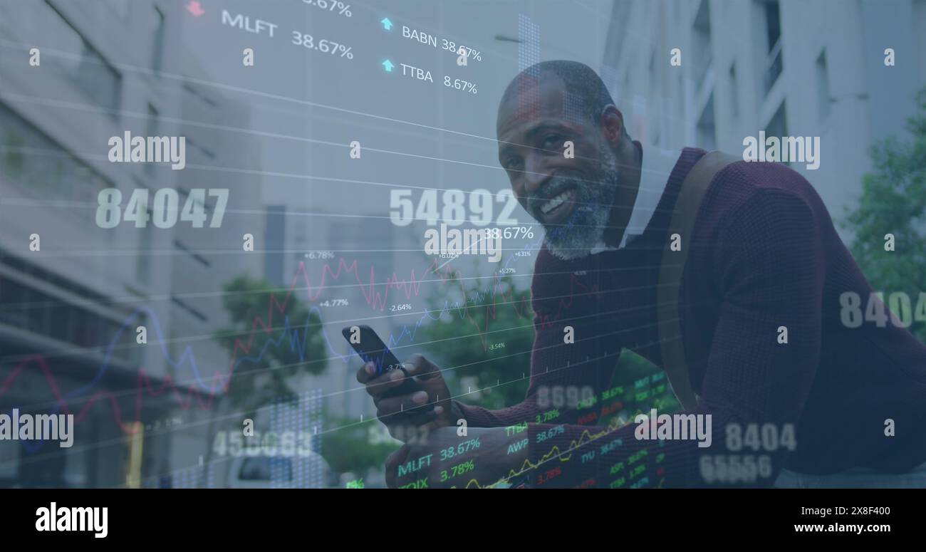 Immagine dell'elaborazione dei dati contro l'uomo afroamericano che utilizza lo smartphone per strada Foto Stock