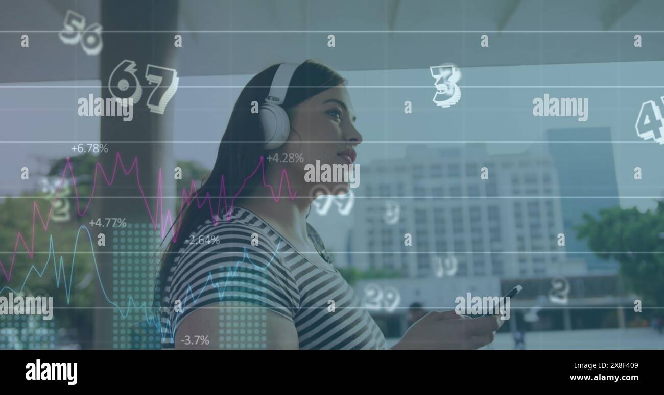 Immagine dell'elaborazione di dati statistici contro la donna caucasica che ascolta musica per strada Foto Stock