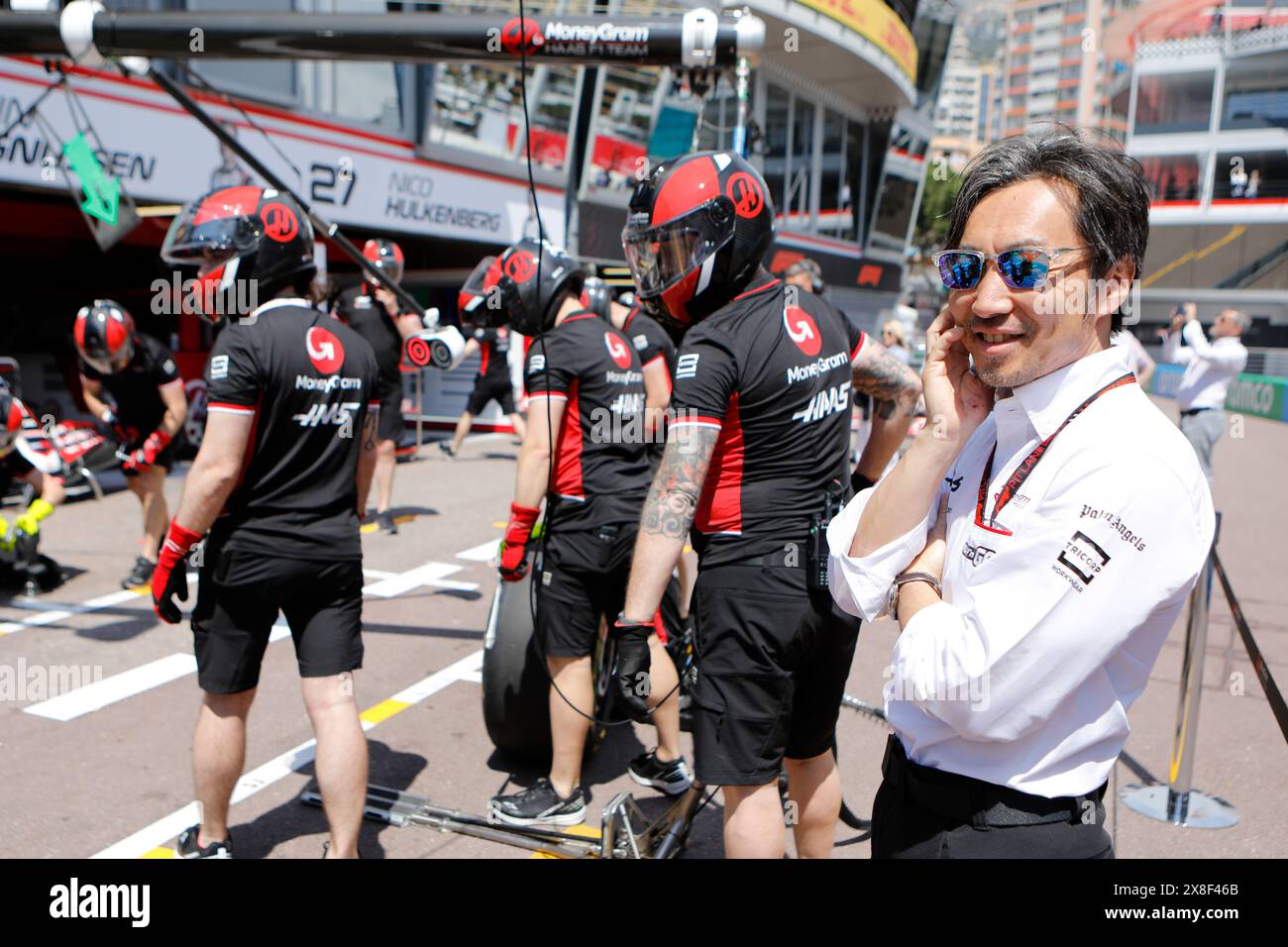 Monte Carlo, Principato di Monaco. 24 maggio 2024. Formula 1 Gran Premio di Monaco sul circuito di Monaco di Monte Carlo. Nella foto: Ayao Komatsu, team principal del MoneyGram Haas F1 Team, guarda l'equipaggio del team che pratica pit stop © Piotr Zajac/Alamy Live News Foto Stock