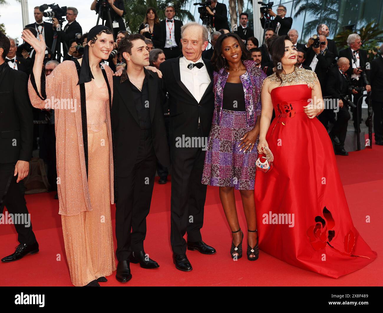 Cannes, Francia. 24 maggio 2024. Il regista canadese e presidente della giuria di un Certain Regard Xavier Dolan (2° L) arriva con i membri della giuria per la proiezione del film "la Plus Precieuse des Marchandises" (il più prezioso dei carichi) al 77° Festival di Cannes, nel sud della Francia, il 24 maggio 2024. Crediti: Gao Jing/Xinhua/Alamy Live News Foto Stock