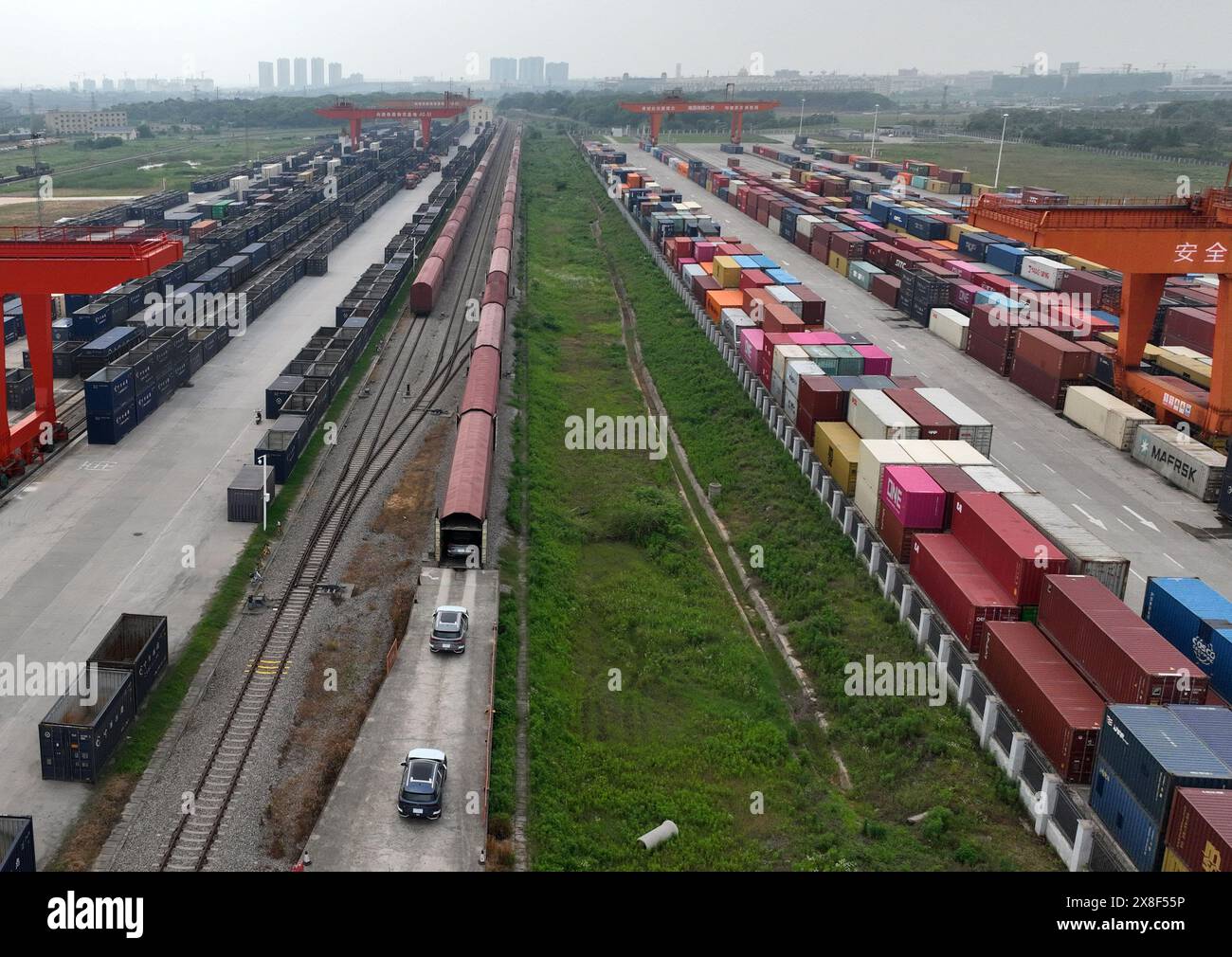 NANCHANG, CINA - 23 MAGGIO 2024 - i membri del personale guidano veicoli commerciali su una carrozza speciale di tipo JSQ presso la South Railway Xiangtang Logistics Bas Foto Stock