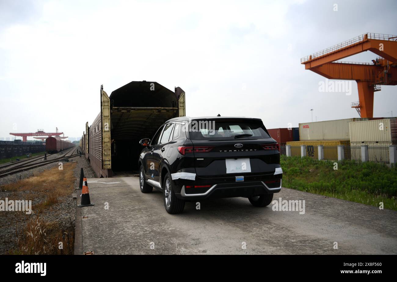 NANCHANG, CINA - 23 MAGGIO 2024 - i membri del personale guidano veicoli commerciali su una carrozza speciale di tipo JSQ presso la South Railway Xiangtang Logistics Bas Foto Stock