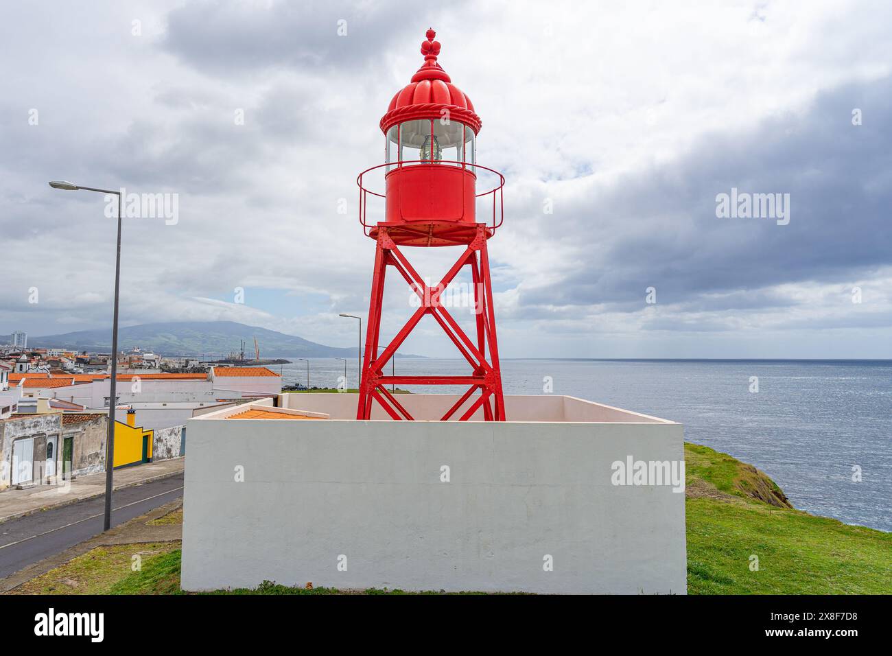 Faro di Santa Clara con struttura in metallo rosso, patrimonio storico in buone condizioni. São Miguel-Azzorre-Portogallo. Foto Stock