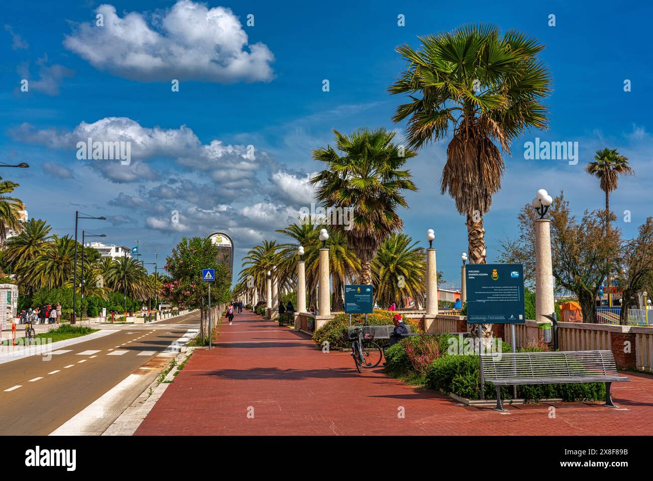 Il monumentale lungomare di Giulianova in stile Liberty con colonne in travertino e palme. Giulianova, provincia di Teramo, Abruzzo, Italia Foto Stock