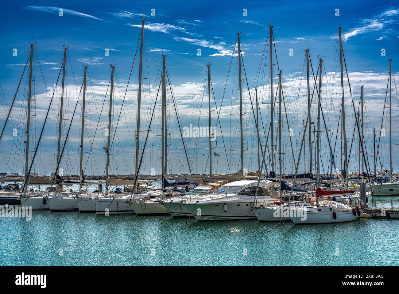 Il porto turistico di Giulianova con barche a vela ormeggiate. La città di Giulianova sulle colline. Giulianova, provincia di Teramo, Abruzzo, Italia, Europa Foto Stock