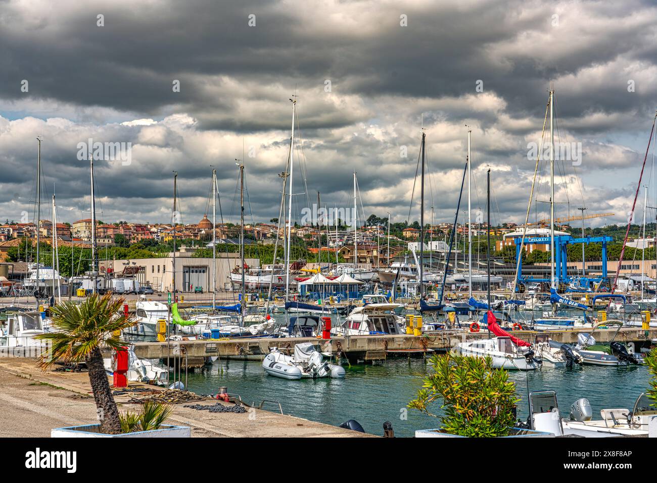 Il porto turistico di Giulianova con barche a vela ormeggiate. La città di Giulianova sulle colline. Giulianova, provincia di Teramo, Abruzzo, Italia, Europa Foto Stock
