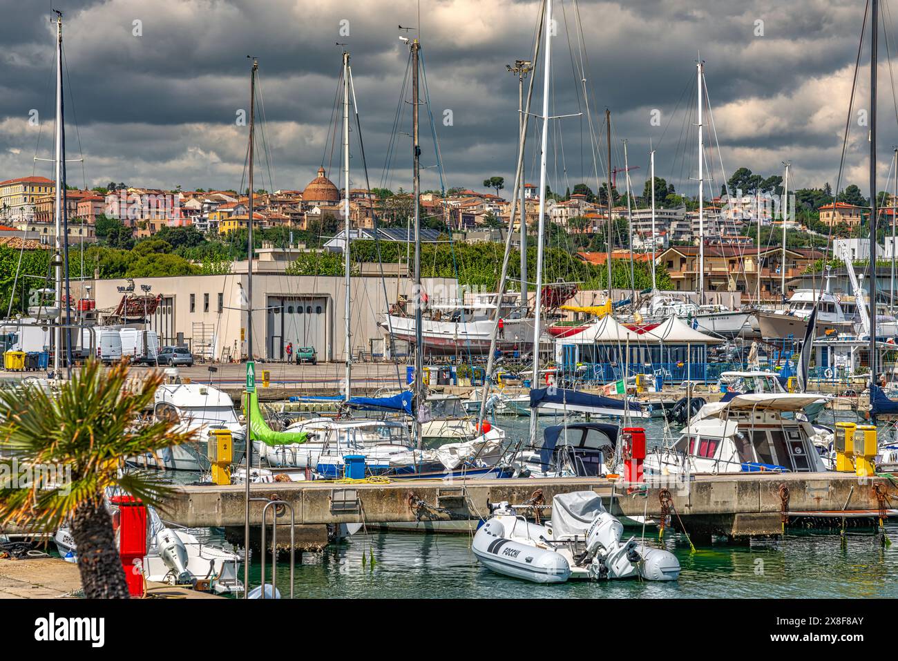 Il porto turistico di Giulianova con barche a vela ormeggiate. La città di Giulianova sulle colline. Giulianova, provincia di Teramo, Abruzzo, Italia, Europa Foto Stock