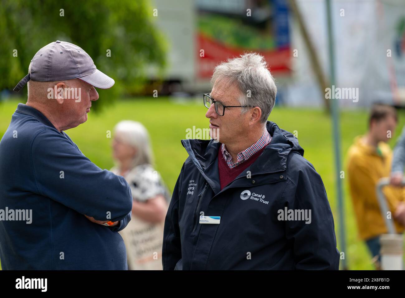 Richard Parry, Chief Executive di Canal and River Trust, in conversazione con qualcuno al Crick Boat Show 2024. Foto Stock