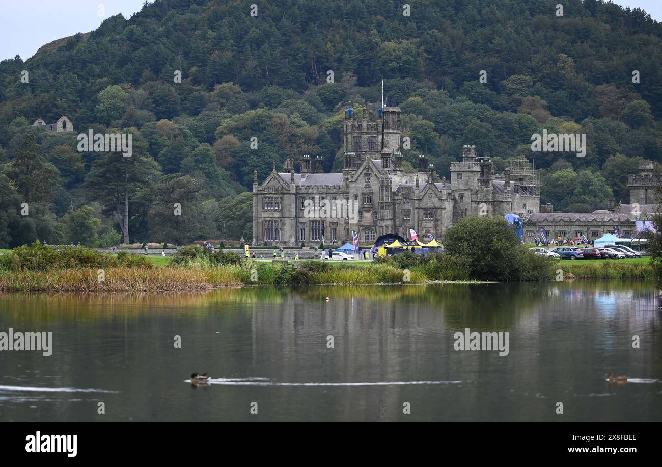 Una vista generale del Castello di Margam Park a Margam Park a Neath Port Talbot, nel Galles meridionale. Una residenza gotica Tudor del XIX secolo progettata dall'architetto Thomas Hopper per Christopher Rice Mansel Talbot. Foto Stock