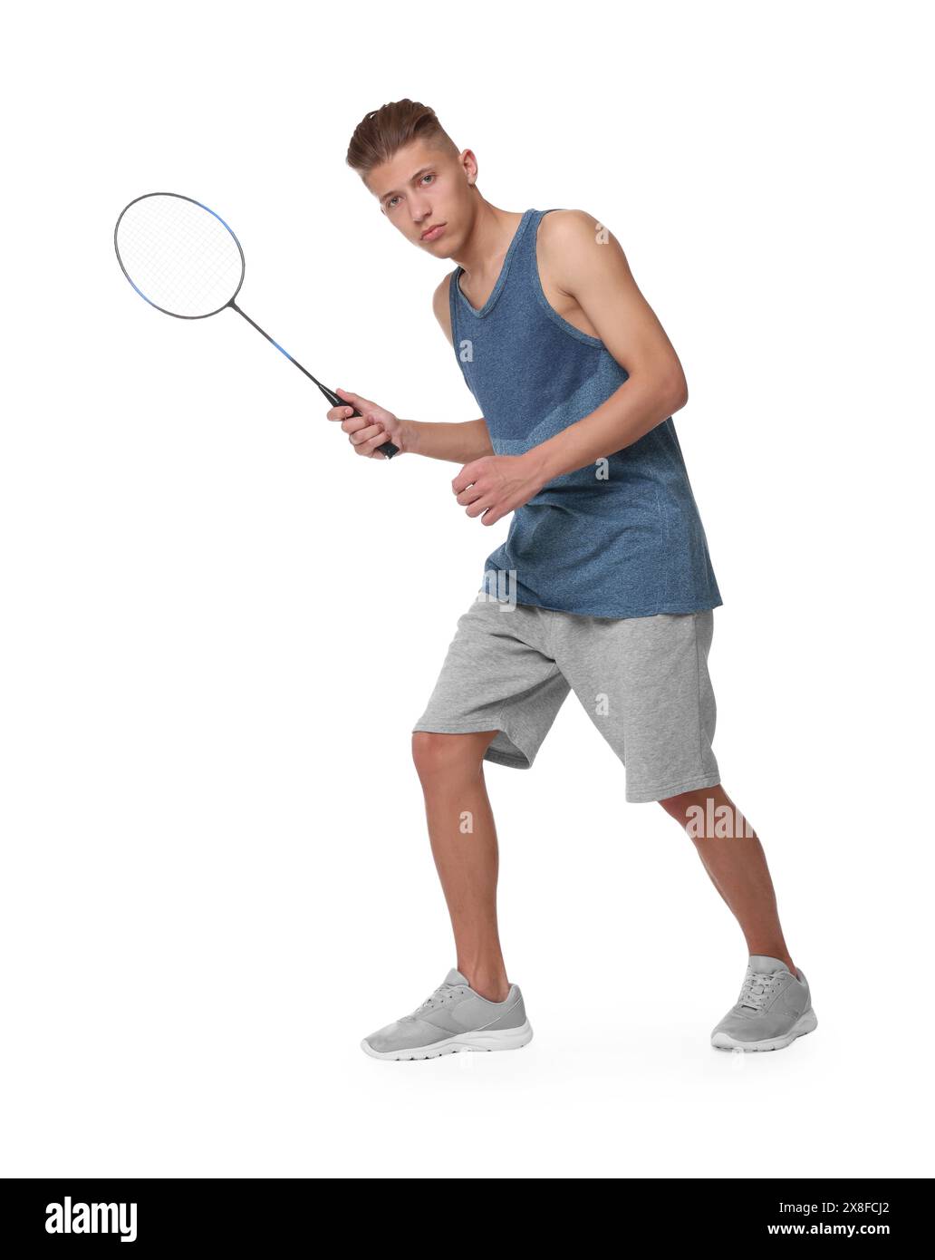 Giovane che gioca a badminton con la racchetta su sfondo bianco Foto Stock