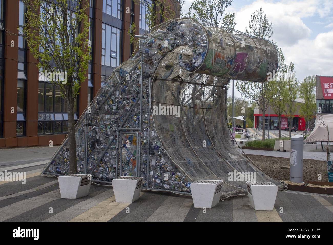 23 aprile 2024 la scultura Great Wave of Bristol Harbour installata nel campus Frenchay dell'Università di Bristol come parte di un progetto di raccolta fondi di beneficenza in Foto Stock