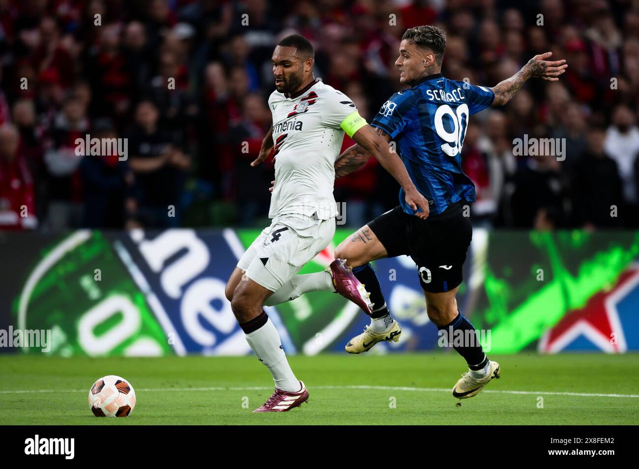 Dublino, Irlanda. 22 maggio 2024. Jonathan Tah del Bayer 04 Leverkusen gareggia per il pallone con Gianluca Scamacca dell'Atalanta BC durante la finale di UEFA Europa League tra Atalanta BC e Bayer 04 Leverkusen. Crediti: Nicolò campo/Alamy Live News Foto Stock