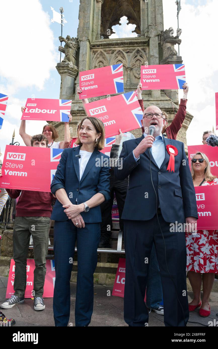 Mansfield, Nottinghamshire, Inghilterra, Regno Unito. 25 maggio 2024. Liz Kendall deputato, (a sinistra) Segretario ombra di Stato per il lavoro e le pensioni al lancio delle elezioni generali a sostegno del Partito Laburista di Mansfield Steve Yemm (a destra). Questo seggio parlamentare fa parte del muro rosso vinto dal conservatore M. P. Ben Bradley alle elezioni generali del 2019. Crediti: Alan Beastall/Alamy Live News Foto Stock