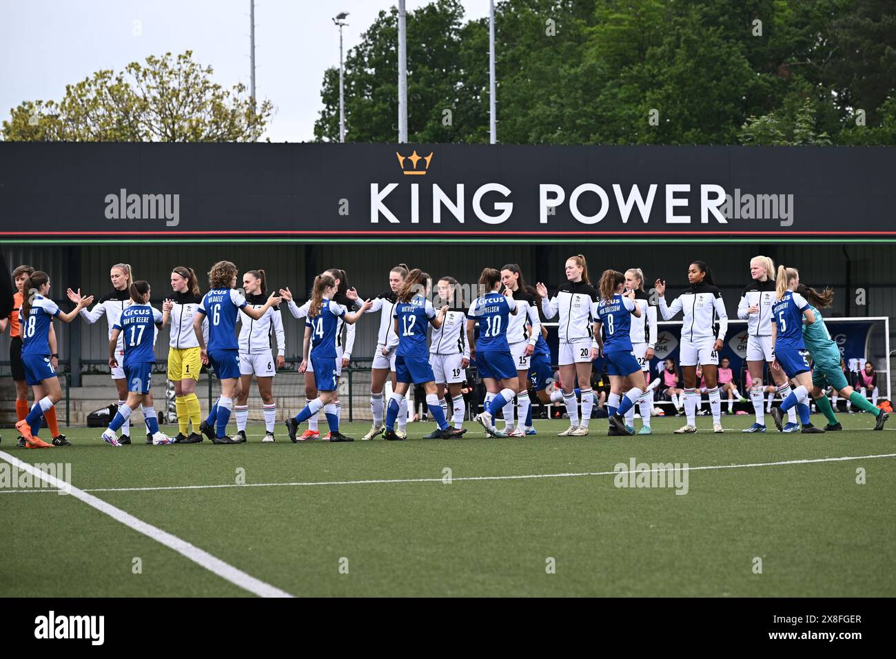 Oud Heverlee, Belgio. 25 maggio 2024. Giocatori di OHL e Gent nella foto prima di una partita di calcio femminile tra Oud Heverlee Leuven e AA Gent Ladies nella decima e ultima partita dei play-off nella stagione 2023 - 2024 del belga lotto Womens Super League, sabato 25 maggio 2024 a Oud Heverlee, Belgio . Crediti: Sportpix/Alamy Live News Foto Stock