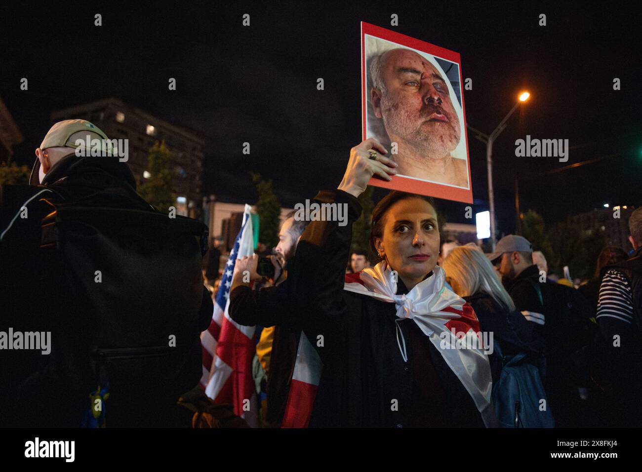 24 maggio 2024, Tbilisi, Georgia. Una donna regge una foto di Davit Katsarava dopo essere stato picchiato dalla polizia il 14 maggio, in occasione di una protesta fuori dal Ministero degli affari interni che condanna le azioni della polizia alle proteste. Crediti: Jay Kogler/Alamy Live News Foto Stock