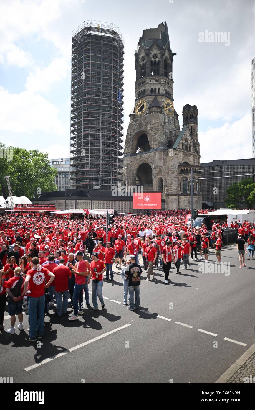 Berlino, Germania. 25 maggio 2024. Calcio: Coppa DFB, 1. FC Kaiserslautern - Bayer Leverkusen, finale. Fan di 1. Il Kaiserslautern festeggia prima della partita sul Breitscheidplatz. Credito: Sebastian Christoph Gollnow/dpa - NOTA IMPORTANTE: in conformità con i regolamenti della DFL German Football League e della DFB German Football Association, è vietato utilizzare o far utilizzare fotografie scattate nello stadio e/o della partita sotto forma di immagini sequenziali e/o serie di foto video./dpa/Alamy Live News Foto Stock