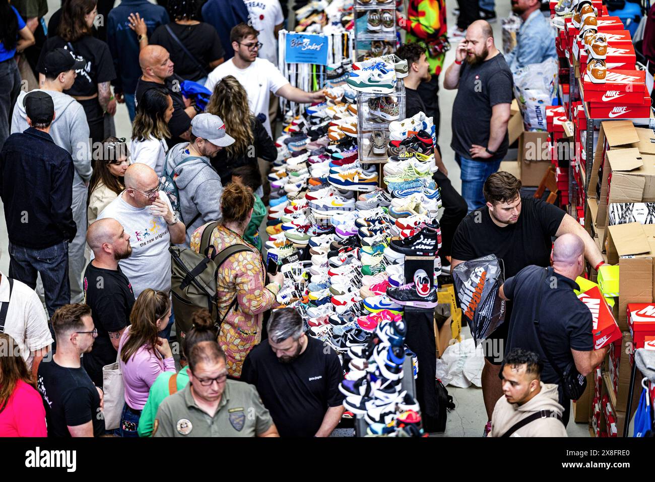 AMSTERDAM - i visitatori ammirano tutti i tipi di scarpe durante l'evento Sneakerness nel Kromhouthallen. Gli appassionati possono vedere e acquistare centinaia di tipi di sneakers qui per due giorni. ANP RAMON VAN FLYMEN netherlands Out - belgio Out crediti: ANP/Alamy Live News Foto Stock