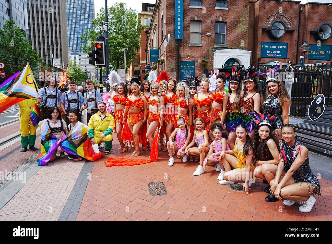 Centro di Birmingham, 25 maggio 2024 - decine di migliaia di visitatori hanno affollato le strade di Birmingham per assistere alla processione DELL'ORGOGLIO per le strade. L'evento annuale porta colore e gioia nella West Midlands City. L'evento si svolge prima DELL'ORGOGLIO di Londra e Brighton, in genere durante la Spring Bank Holiday. Credito: Interrompi stampa Media/Alamy Live News Foto Stock