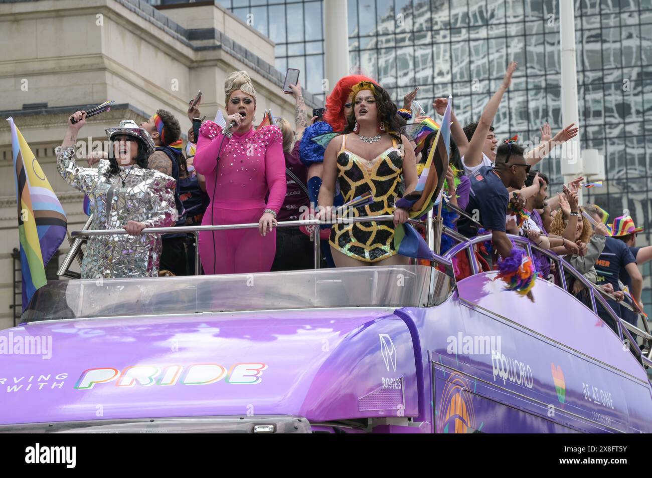 Centro di Birmingham, 25 maggio 2024 - decine di migliaia di visitatori hanno affollato le strade di Birmingham per assistere alla processione DELL'ORGOGLIO per le strade. L'evento annuale porta colore e gioia nella West Midlands City. L'evento si svolge prima DELL'ORGOGLIO di Londra e Brighton, in genere durante la Spring Bank Holiday. Credito: Interrompi stampa Media/Alamy Live News Foto Stock