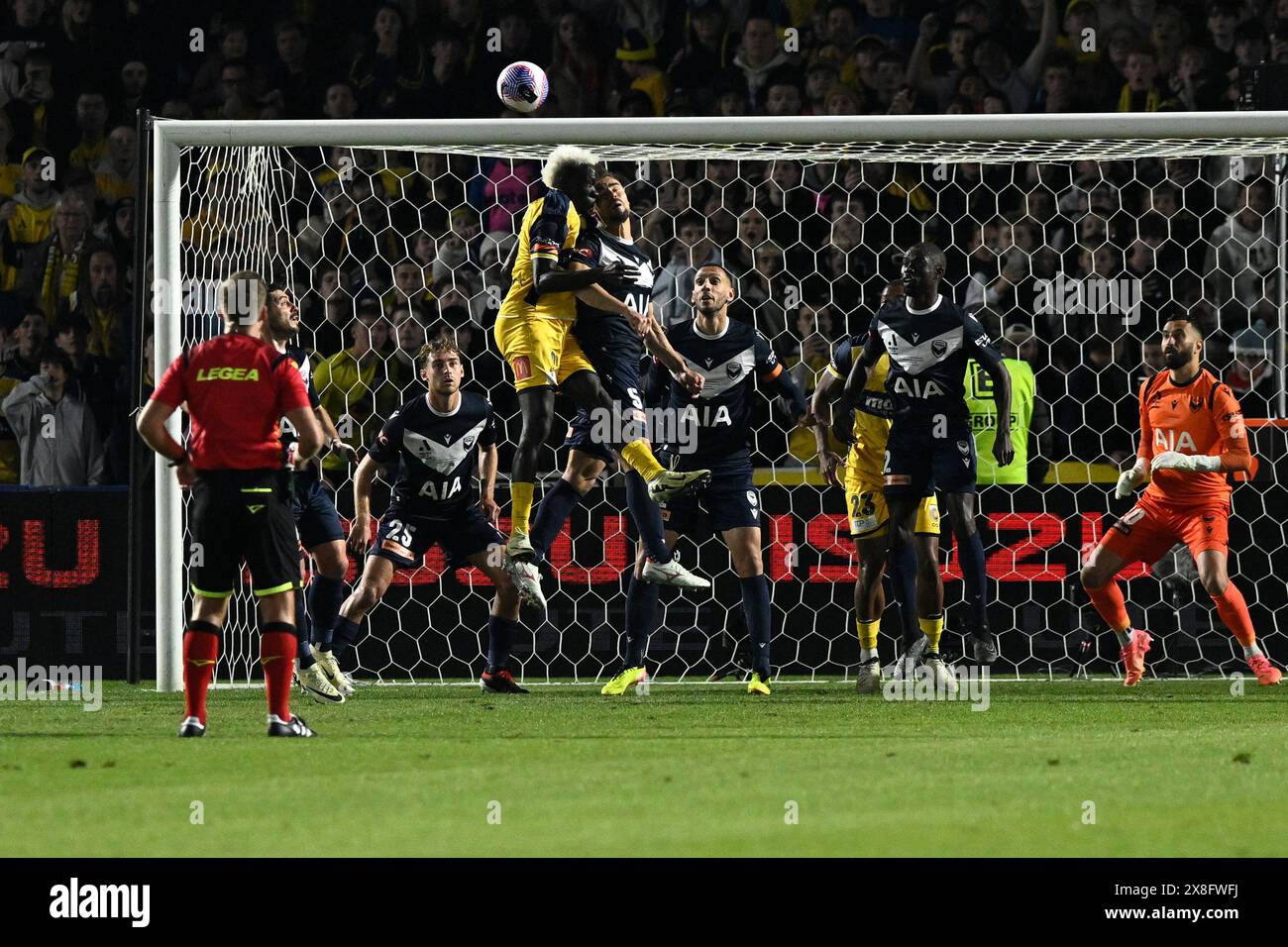 25 maggio 2024; Industree Group Stadium, Gosford, NSW, Australia: A-League Football, Finals Series, Grand Final, Central Coast Mariners contro Melbourne Victory; Alou Kuol dei Central Coast Mariners e Damien da Silva di Melbourne Victory si scontrano con le teste che competono per il pallone e ricevono entrambi gli infortuni Credit: Action Plus Sports Images/Alamy Live News Foto Stock