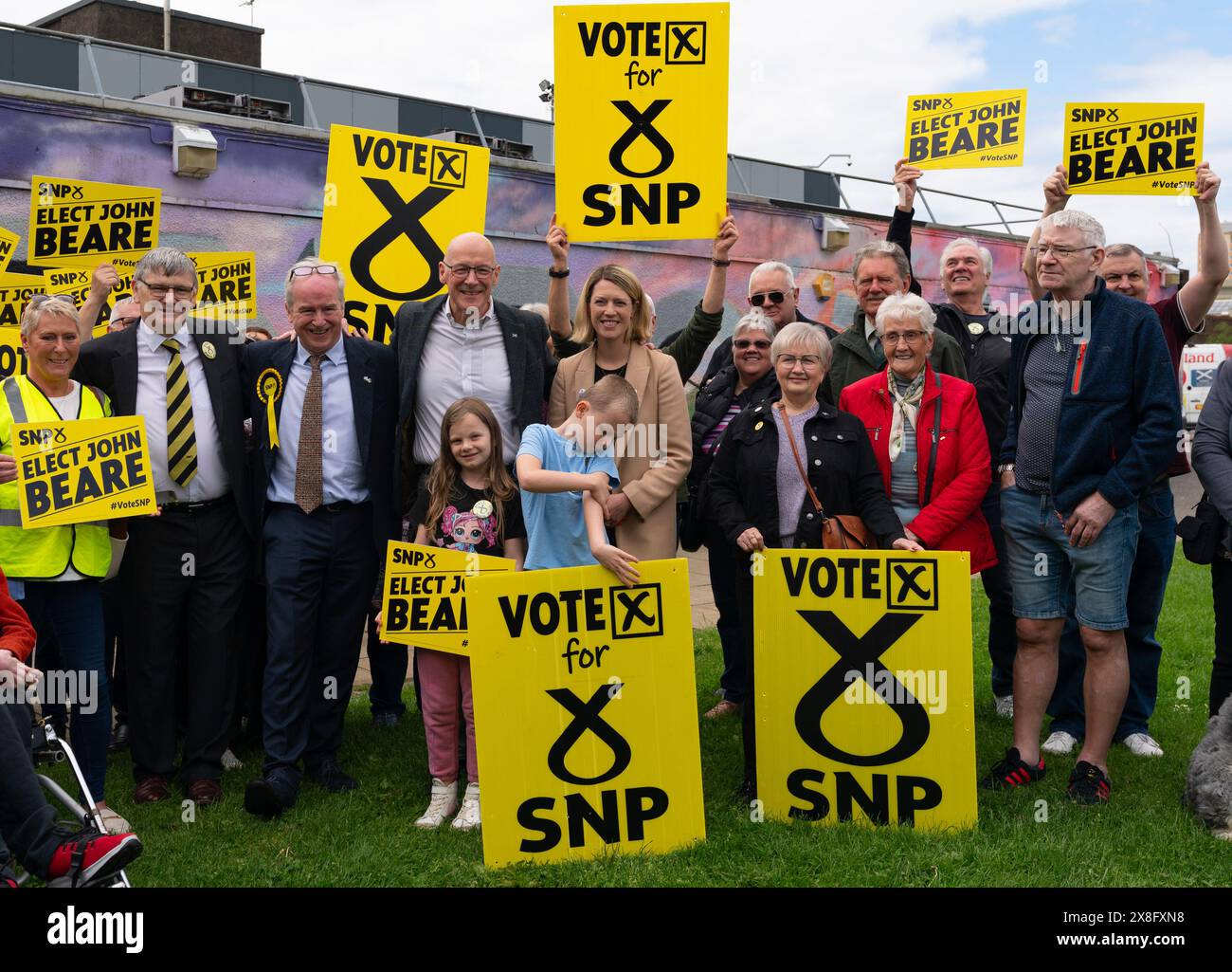 Glenrothes, Scozia, Regno Unito. 25 maggio 2024. Il primo ministro John Swinney guida la giornata nazionale d'azione del SNP facendo una campagna in diverse città e città scozzesi. PIC; prima Misister visita Glenrothes con il candidato SNP per Glenrothes e Mid Fife John Beare. Iain Masterton/Alamy Live News Foto Stock