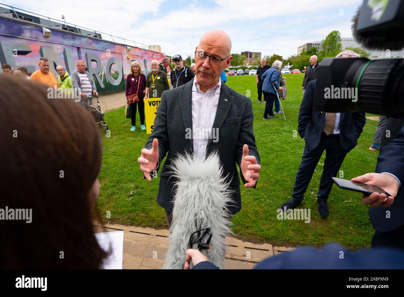Glenrothes, Scozia, Regno Unito. 25 maggio 2024. Il primo ministro John Swinney guida la giornata nazionale d'azione del SNP facendo una campagna in diverse città e città scozzesi. PIC; prima Misister visita Glenrothes con il candidato SNP per Glenrothes e Mid Fife John Beare. Iain Masterton/Alamy Live News Foto Stock