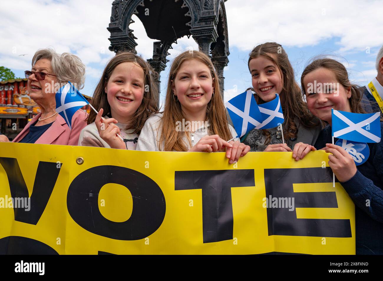 Burntlisland, Scozia, Regno Unito. 25 maggio 2024. Il primo ministro John Swinney guida la giornata nazionale d'azione del SNP facendo una campagna in diverse città e città scozzesi. PIC; il primo ministro visita Burntisland con il candidato SNP per Cowdenbeath e Kirkcaldy Lesley Backhouse, dove ha comprato un gelato dal negozio di Novelli. Iain Masterton/Alamy Live News Foto Stock
