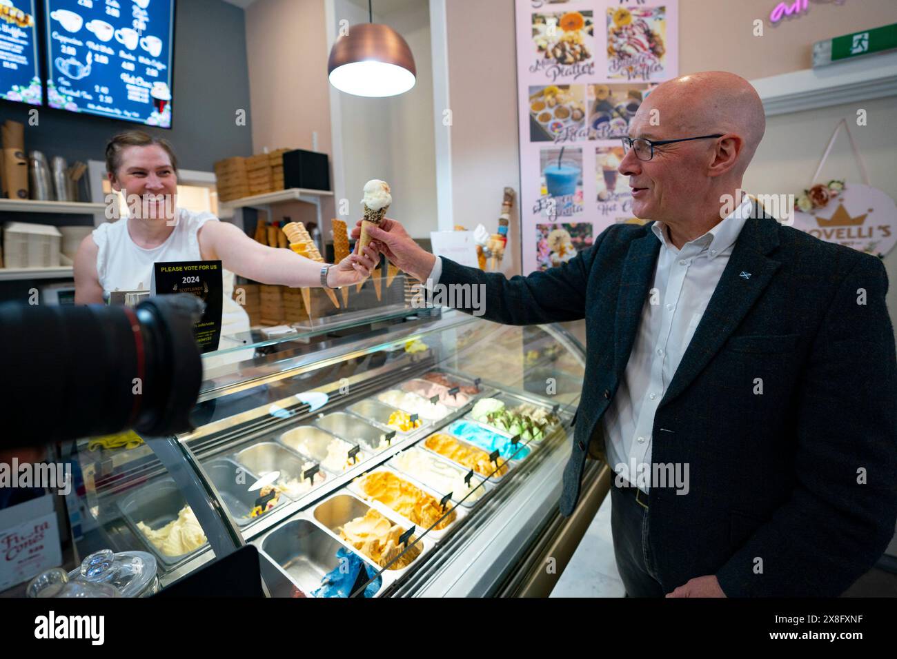 Burntlisland, Scozia, Regno Unito. 25 maggio 2024. Il primo ministro John Swinney guida la giornata nazionale d'azione del SNP facendo una campagna in diverse città e città scozzesi. PIC; il primo ministro visita Burntisland con il candidato SNP per Cowdenbeath e Kirkcaldy Lesley Backhouse, dove ha comprato un gelato dal negozio di Novelli. Iain Masterton/Alamy Live News Foto Stock