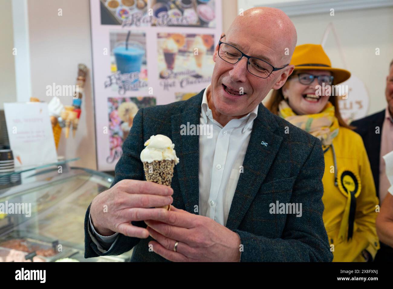 Burntlisland, Scozia, Regno Unito. 25 maggio 2024. Il primo ministro John Swinney guida la giornata nazionale d'azione del SNP facendo una campagna in diverse città e città scozzesi. PIC; il primo ministro visita Burntisland con il candidato SNP per Cowdenbeath e Kirkcaldy Lesley Backhouse, dove ha comprato un gelato dal negozio di Novelli. Iain Masterton/Alamy Live News Foto Stock