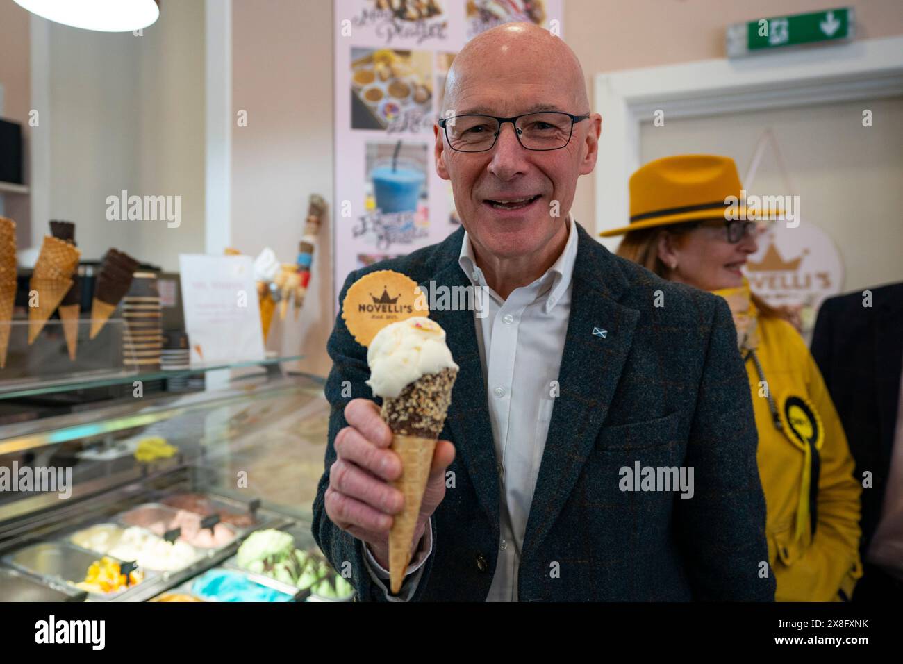 Burntlisland, Scozia, Regno Unito. 25 maggio 2024. Il primo ministro John Swinney guida la giornata nazionale d'azione del SNP facendo una campagna in diverse città e città scozzesi. PIC; il primo ministro visita Burntisland con il candidato SNP per Cowdenbeath e Kirkcaldy Lesley Backhouse, dove ha comprato un gelato dal negozio di Novelli. Iain Masterton/Alamy Live News Foto Stock