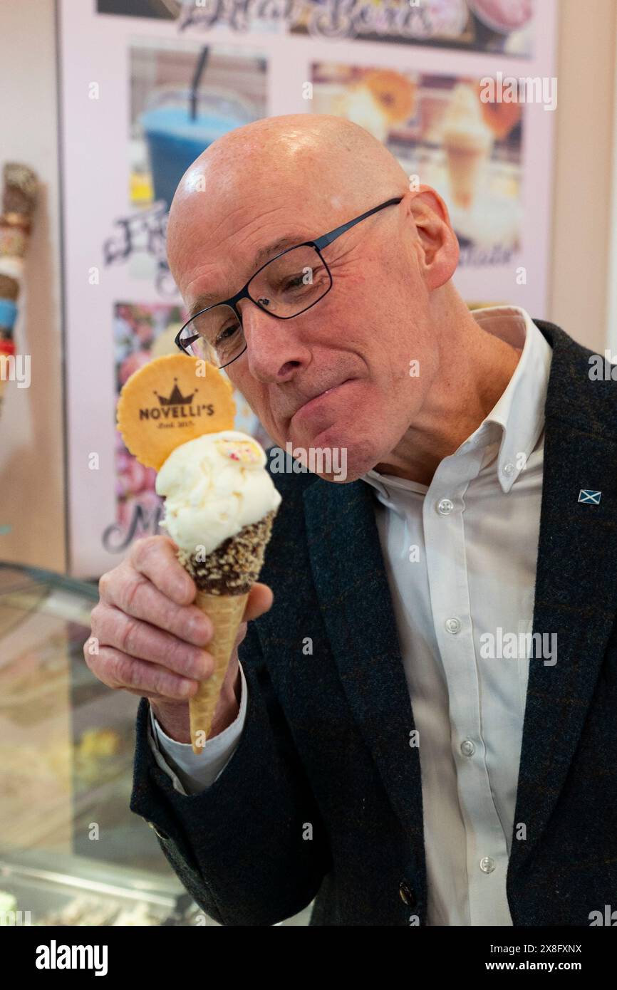 Burntlisland, Scozia, Regno Unito. 25 maggio 2024. Il primo ministro John Swinney guida la giornata nazionale d'azione del SNP facendo una campagna in diverse città e città scozzesi. PIC; il primo ministro visita Burntisland con il candidato SNP per Cowdenbeath e Kirkcaldy Lesley Backhouse, dove ha comprato un gelato dal negozio di Novelli. Iain Masterton/Alamy Live News Foto Stock