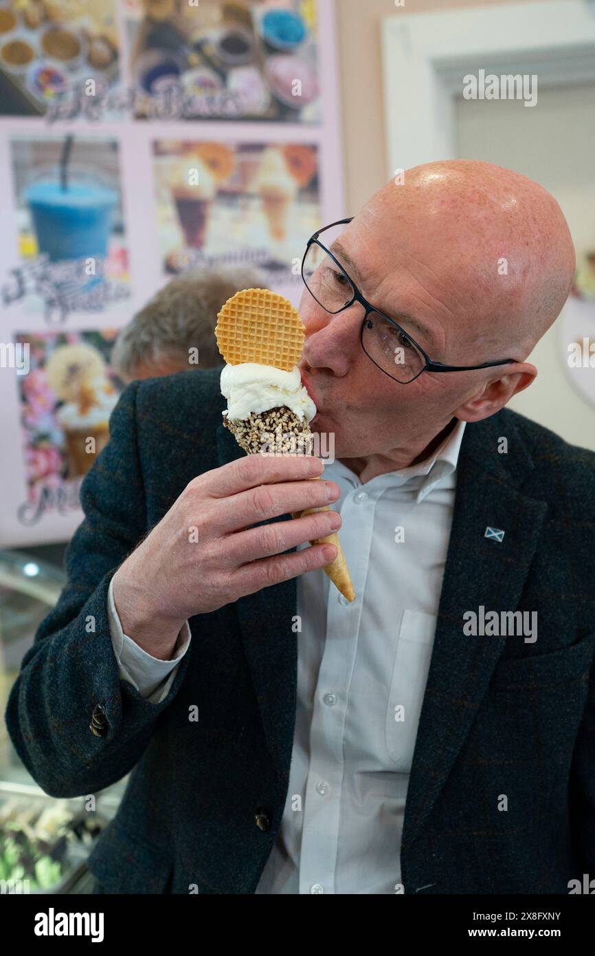 Burntlisland, Scozia, Regno Unito. 25 maggio 2024. Il primo ministro John Swinney guida la giornata nazionale d'azione del SNP facendo una campagna in diverse città e città scozzesi. PIC; il primo ministro visita Burntisland con il candidato SNP per Cowdenbeath e Kirkcaldy Lesley Backhouse, dove ha comprato un gelato dal negozio di Novelli. Iain Masterton/Alamy Live News Foto Stock