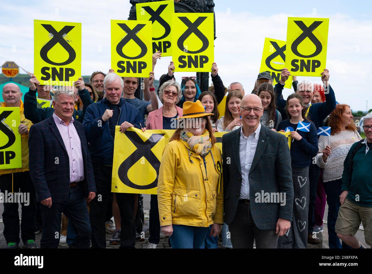 Burntlisland, Scozia, Regno Unito. 25 maggio 2024. Il primo ministro John Swinney guida la giornata nazionale d'azione del SNP facendo una campagna in diverse città e città scozzesi. PIC; il primo ministro visita Burntisland con il candidato SNP per Cowdenbeath e Kirkcaldy Lesley Backhouse, dove ha comprato un gelato dal negozio di Novelli. Iain Masterton/Alamy Live News Foto Stock
