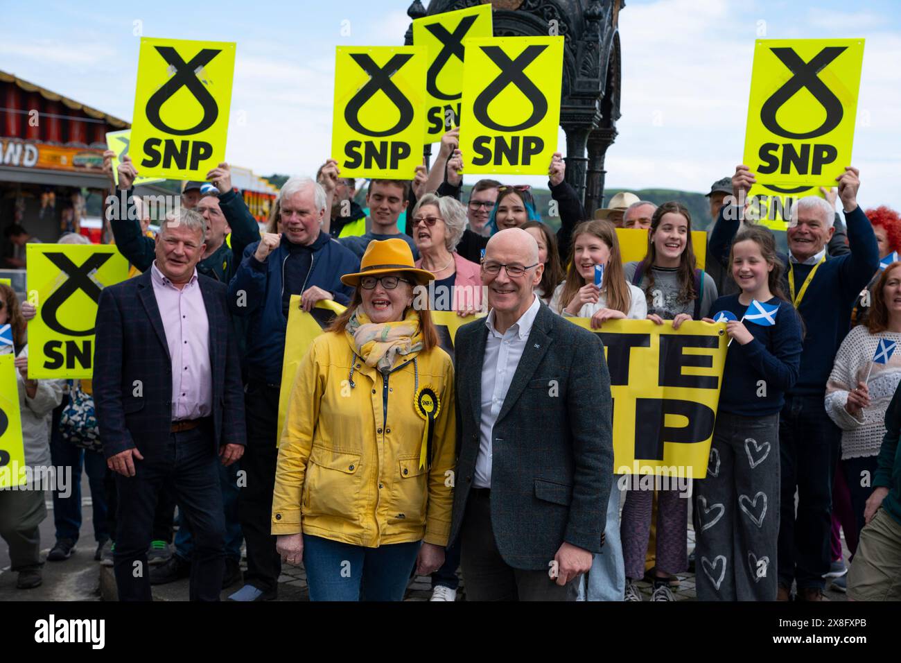 Burntlisland, Scozia, Regno Unito. 25 maggio 2024. Il primo ministro John Swinney guida la giornata nazionale d'azione del SNP facendo una campagna in diverse città e città scozzesi. PIC; il primo ministro visita Burntisland con il candidato SNP per Cowdenbeath e Kirkcaldy Lesley Backhouse, dove ha comprato un gelato dal negozio di Novelli. Iain Masterton/Alamy Live News Foto Stock