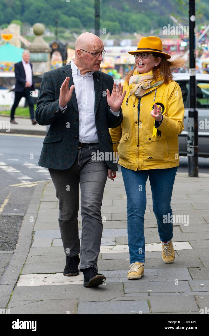 Burntlisland, Scozia, Regno Unito. 25 maggio 2024. Il primo ministro John Swinney guida la giornata nazionale d'azione del SNP facendo una campagna in diverse città e città scozzesi. PIC; il primo ministro visita Burntisland con il candidato SNP per Cowdenbeath e Kirkcaldy Lesley Backhouse, dove ha comprato un gelato dal negozio di Novelli. Iain Masterton/Alamy Live News Foto Stock