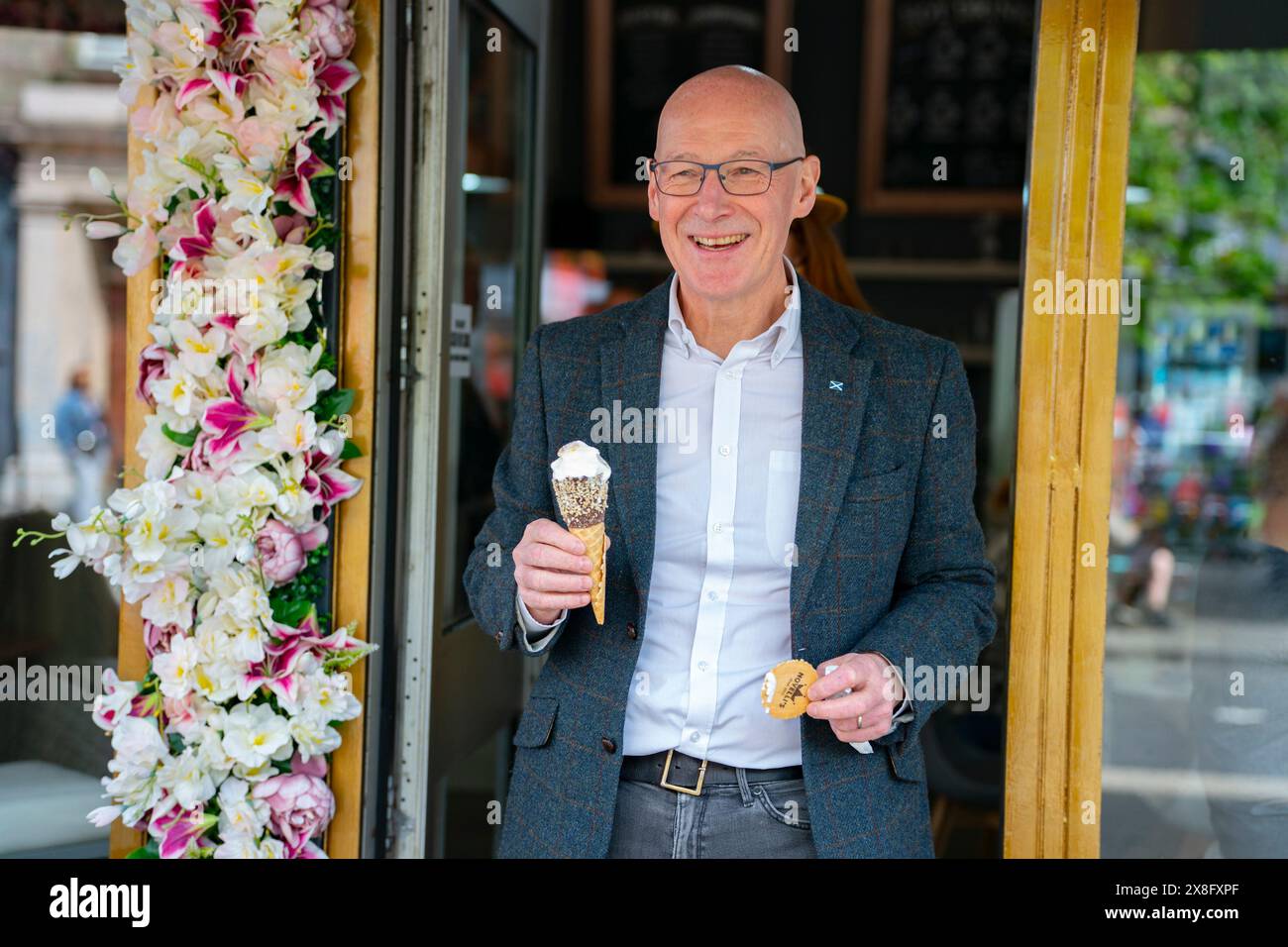 Burntlisland, Scozia, Regno Unito. 25 maggio 2024. Il primo ministro John Swinney guida la giornata nazionale d'azione del SNP facendo una campagna in diverse città e città scozzesi. PIC; il primo ministro visita Burntisland con il candidato SNP per Cowdenbeath e Kirkcaldy Lesley Backhouse, dove ha comprato un gelato dal negozio di Novelli. Iain Masterton/Alamy Live News Foto Stock