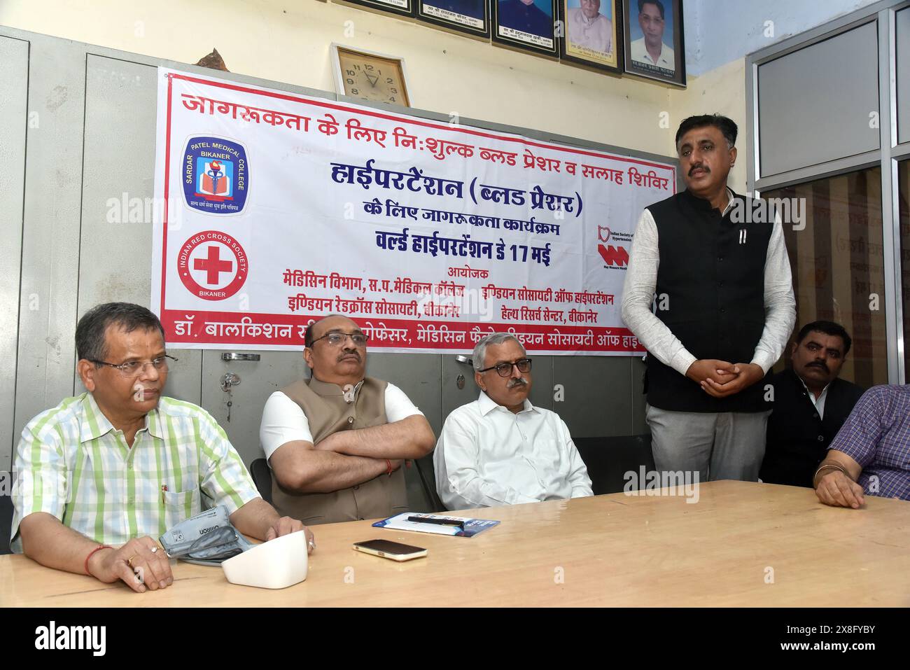 Bikaner, Rajasthan, India. 24 maggio 2024. Dr. Bal Kishan Gupta e avvocato presso la costruzione del tribunale durante un campo di salute gratuito per la consapevolezza della salute di ipertensione e zucchero check up organizzato dalla Croce Rossa indiana società a Bikaner. (Credit Image: © Dinesh Gupta/Pacific Press via ZUMA Press Wire) SOLO PER USO EDITORIALE! Non per USO commerciale! Foto Stock