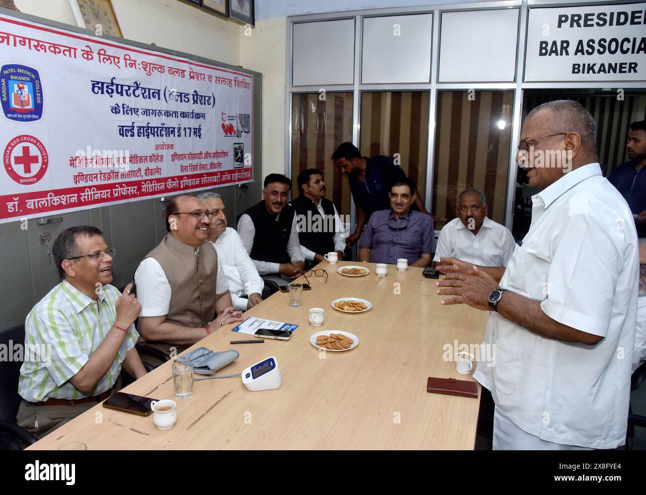 Bikaner, Rajasthan, India. 24 maggio 2024. Dr. Bal Kishan Gupta e avvocato presso la costruzione del tribunale durante un campo di salute gratuito per la consapevolezza della salute di ipertensione e zucchero check up organizzato dalla Croce Rossa indiana società a Bikaner. (Credit Image: © Dinesh Gupta/Pacific Press via ZUMA Press Wire) SOLO PER USO EDITORIALE! Non per USO commerciale! Foto Stock