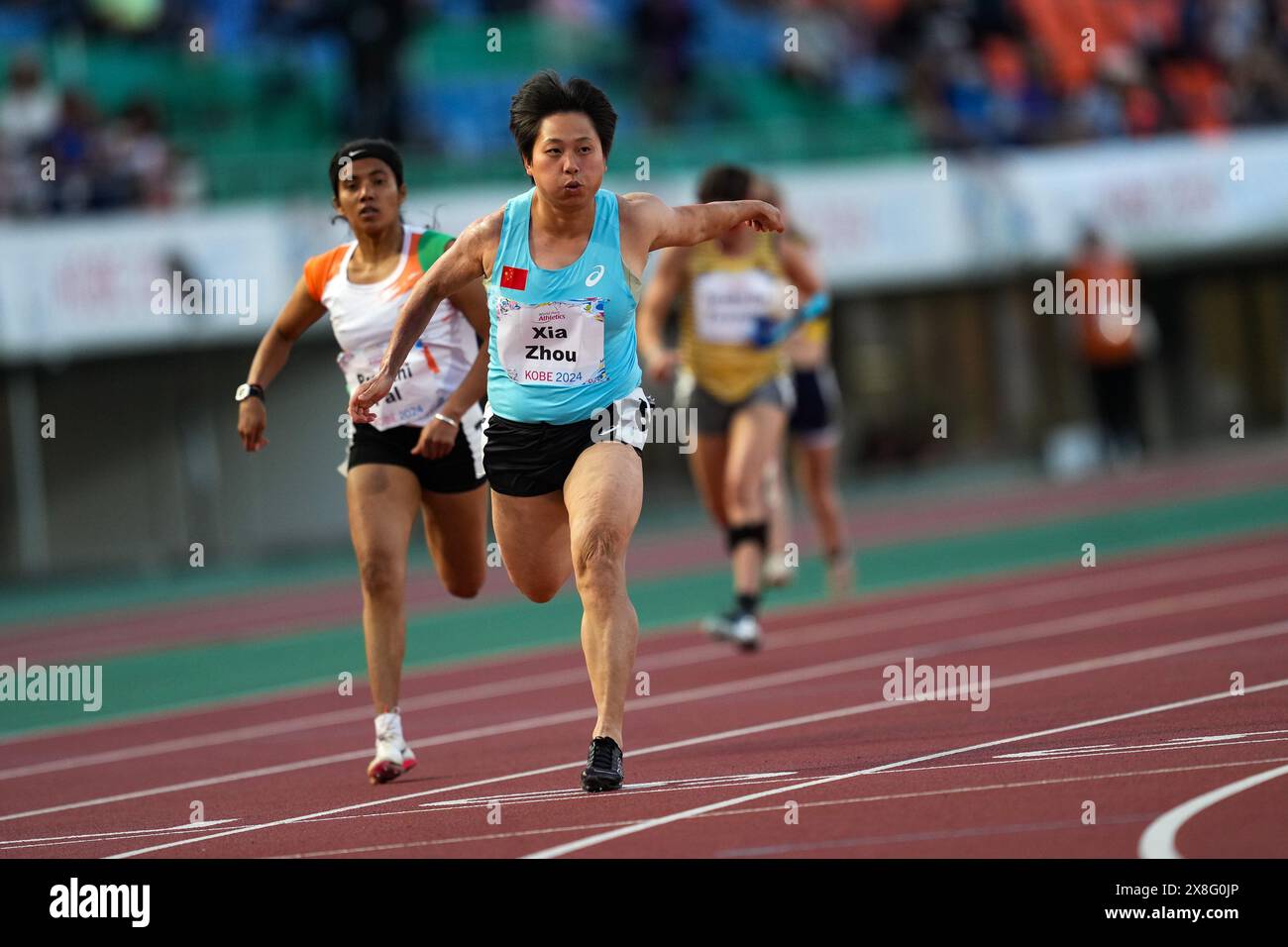 Kobe, Giappone. 25 maggio 2024. Zhou Xia (Front) della Cina gareggia durante la finale femminile 100m T35 ai Campionati del mondo di atletica leggera Para che si sono svolti a Kobe, Giappone, il 25 maggio 2024. Crediti: Zhang Xiaoyu/Xinhua/Alamy Live News Foto Stock