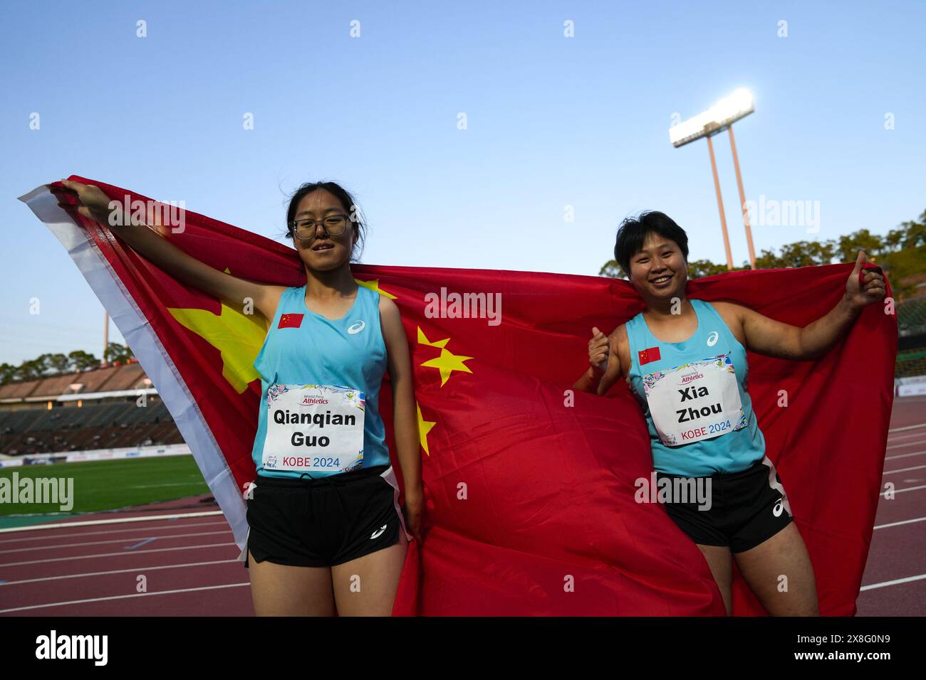 Kobe, Giappone. 25 maggio 2024. Zhou Xia (R) e Guo Qianqian della Cina reagiscono dopo la finale femminile 100m T35 ai Campionati del mondo di atletica leggera di Kobe, Giappone, il 25 maggio 2024. Crediti: Zhang Xiaoyu/Xinhua/Alamy Live News Foto Stock